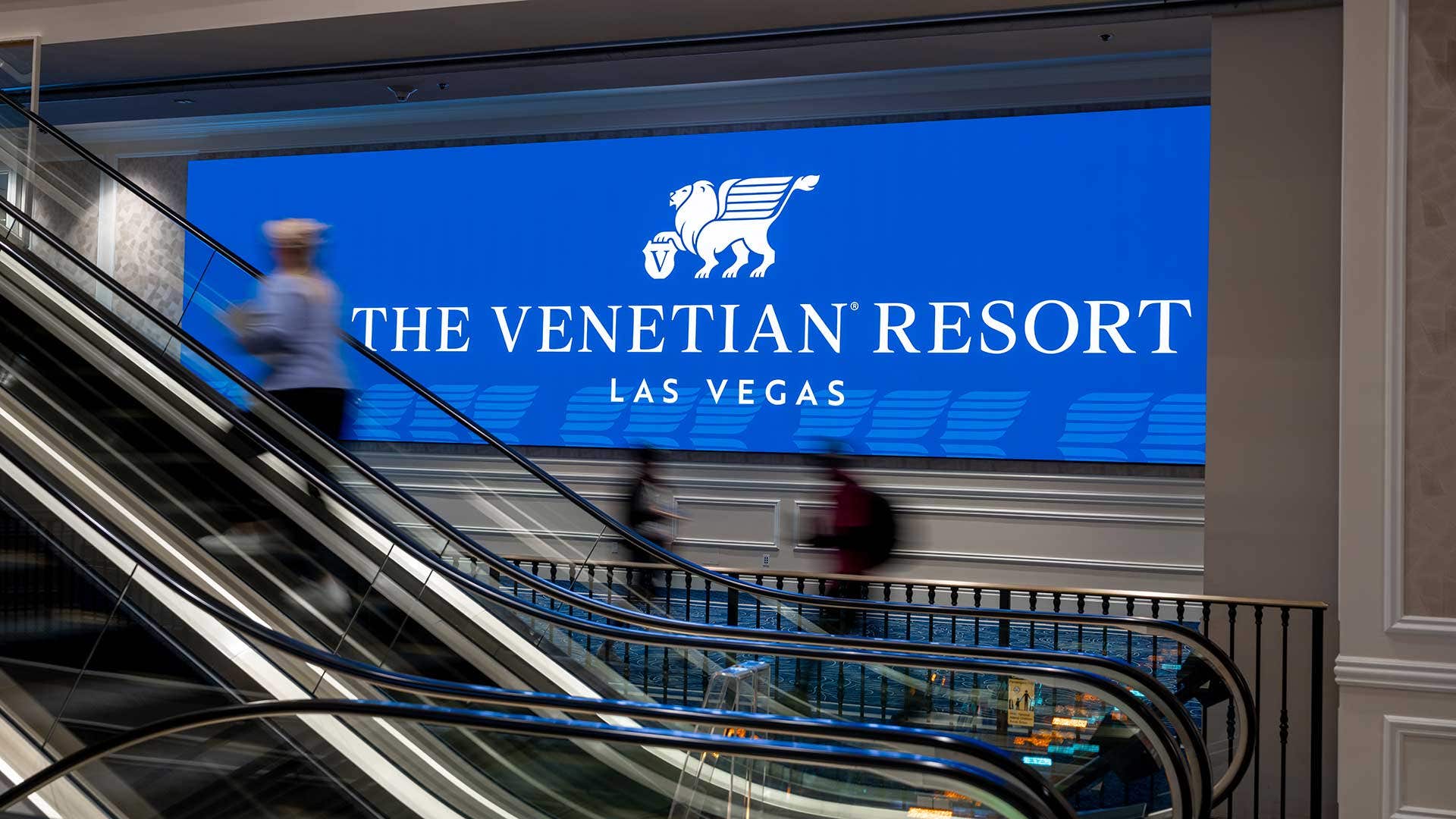 Digital sign in a Venetian hallway